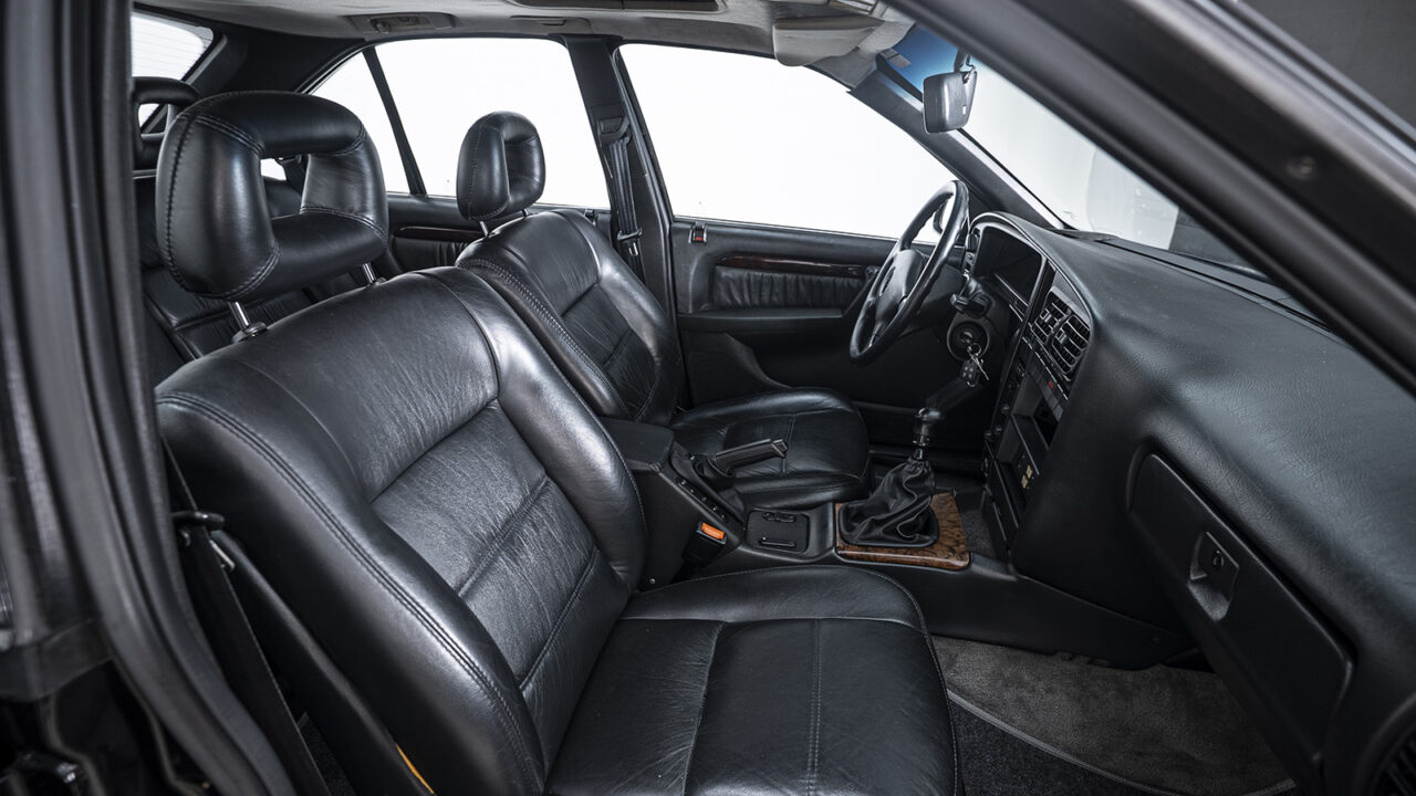 Interior luxuoso do Omega CD com painel digital