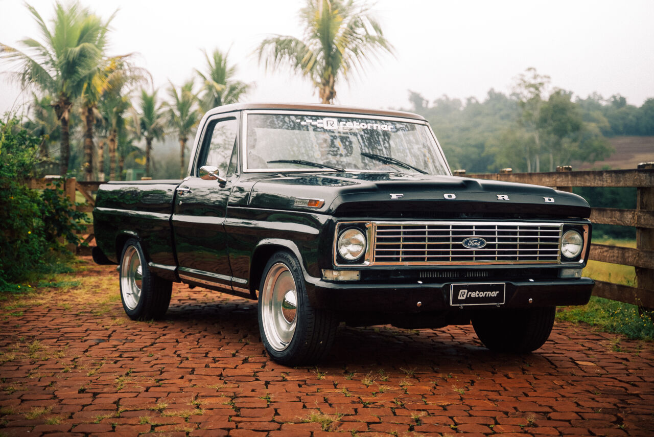 Ford F-100 1979 Preta Retornar - Lateral