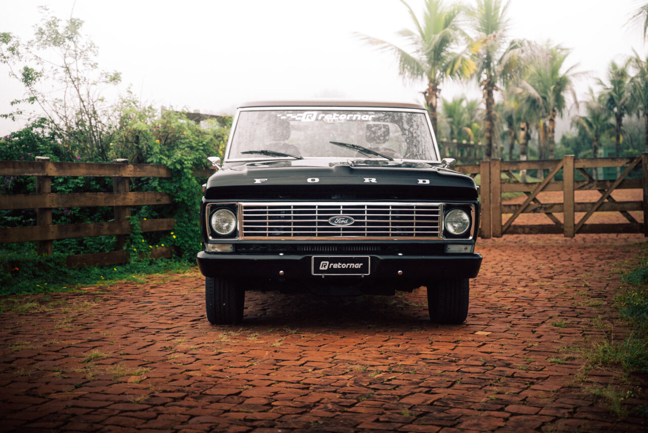 Ford F-100 1979 Preta Retornar - Vista Frontal