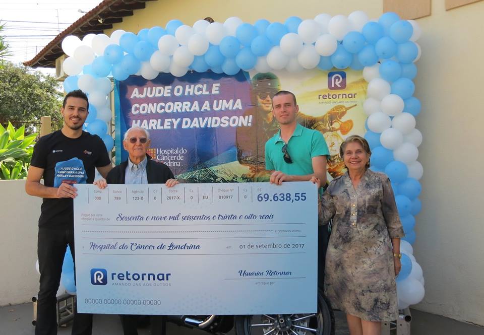 Entrega do cheque ao Hospital do Câncer das mãos de Douglas Januário, diretor da Retornar.