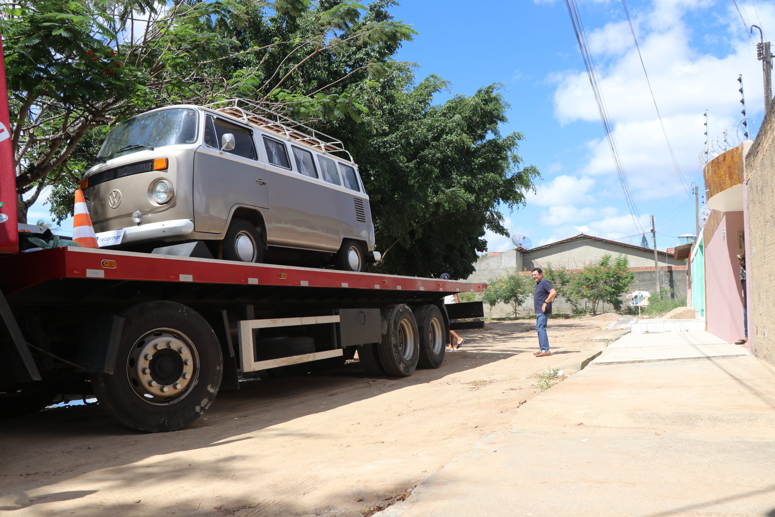 Kombi entregue Retornar