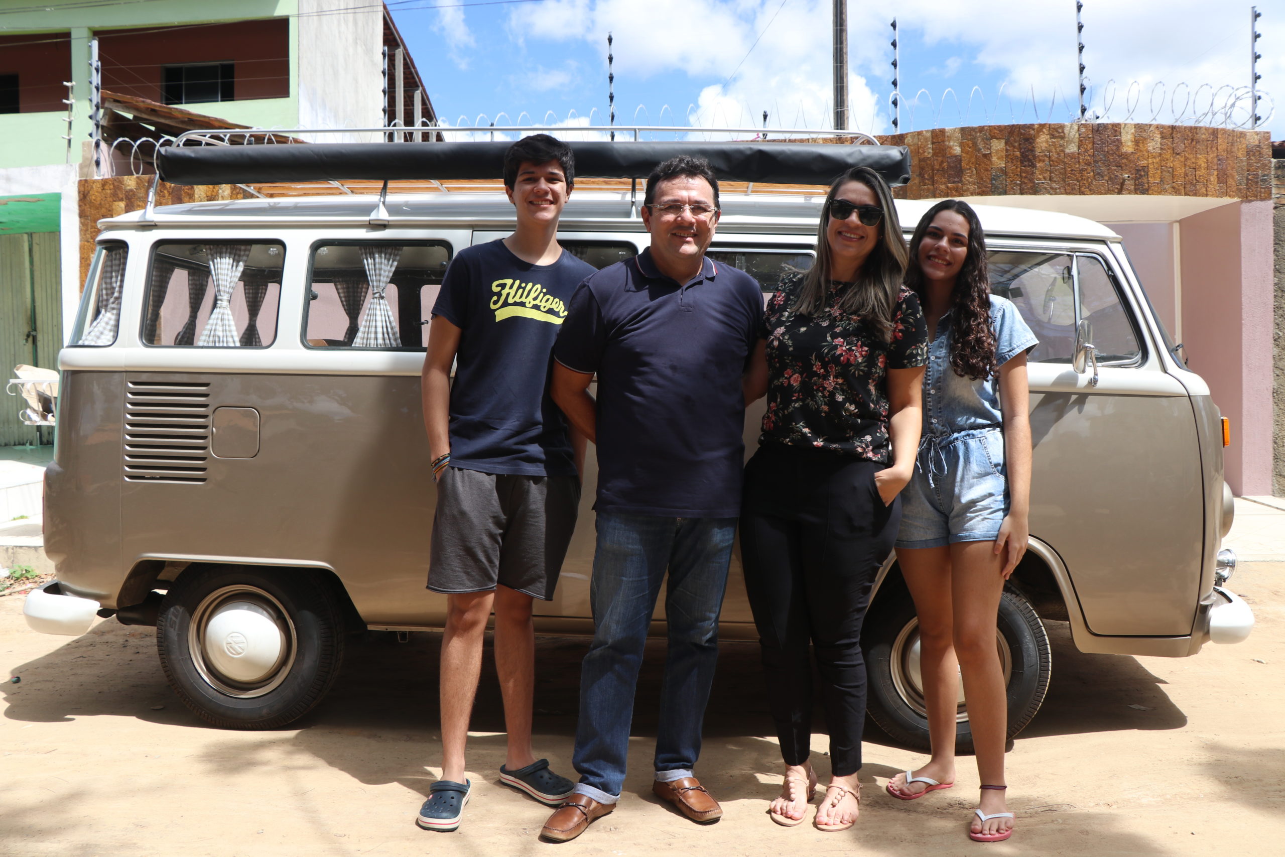 Entrega Kombi Dourada