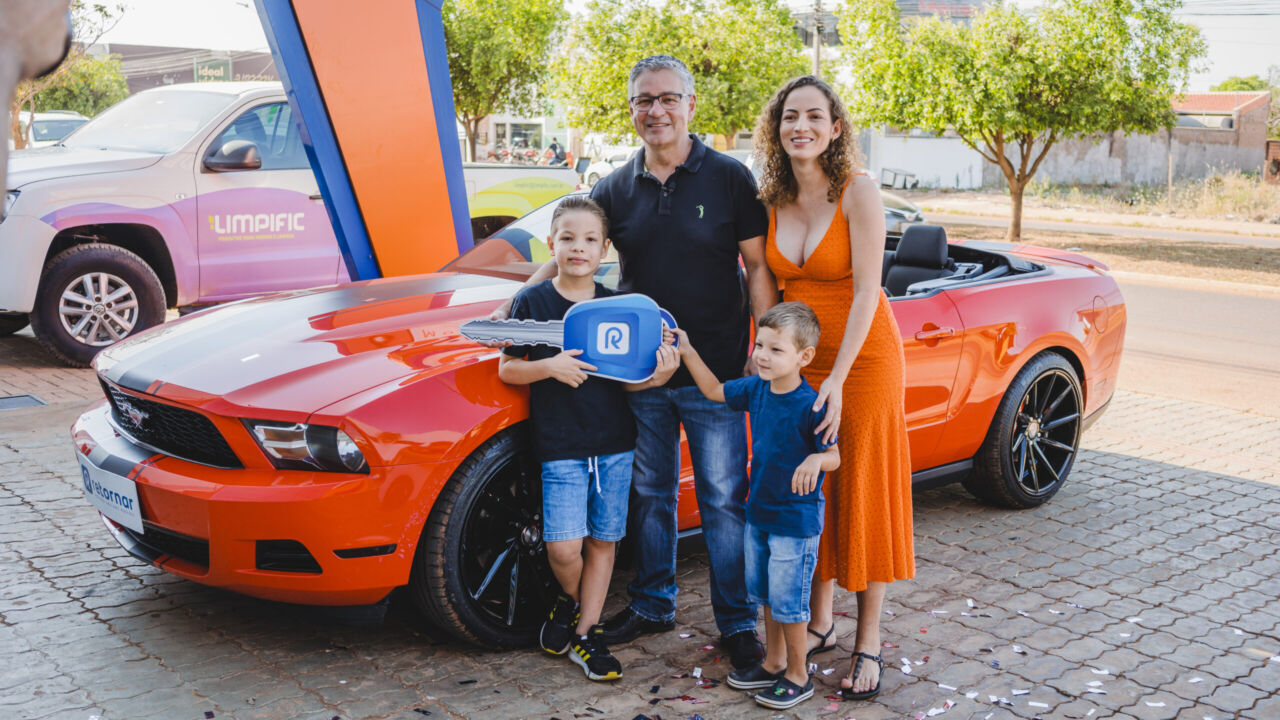 Família recebendo Mustang