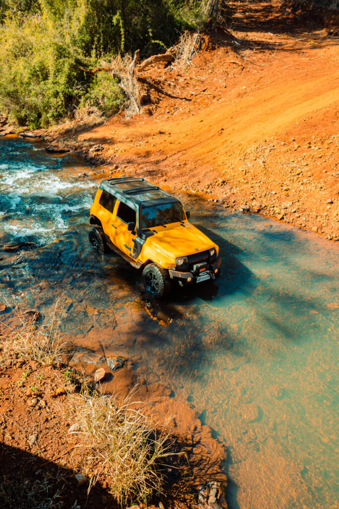Off Road no rio Troller T4
