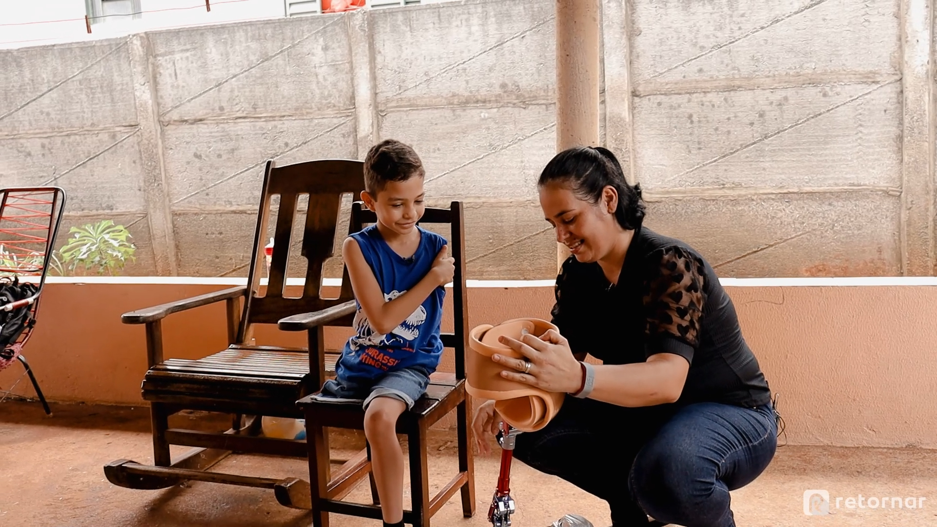 Mãe experimenta prótese em filho