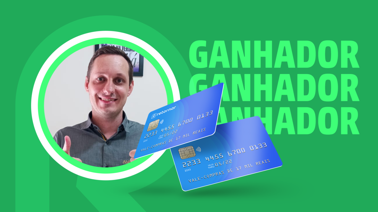 imagem do ganhador com cartão de crédito
