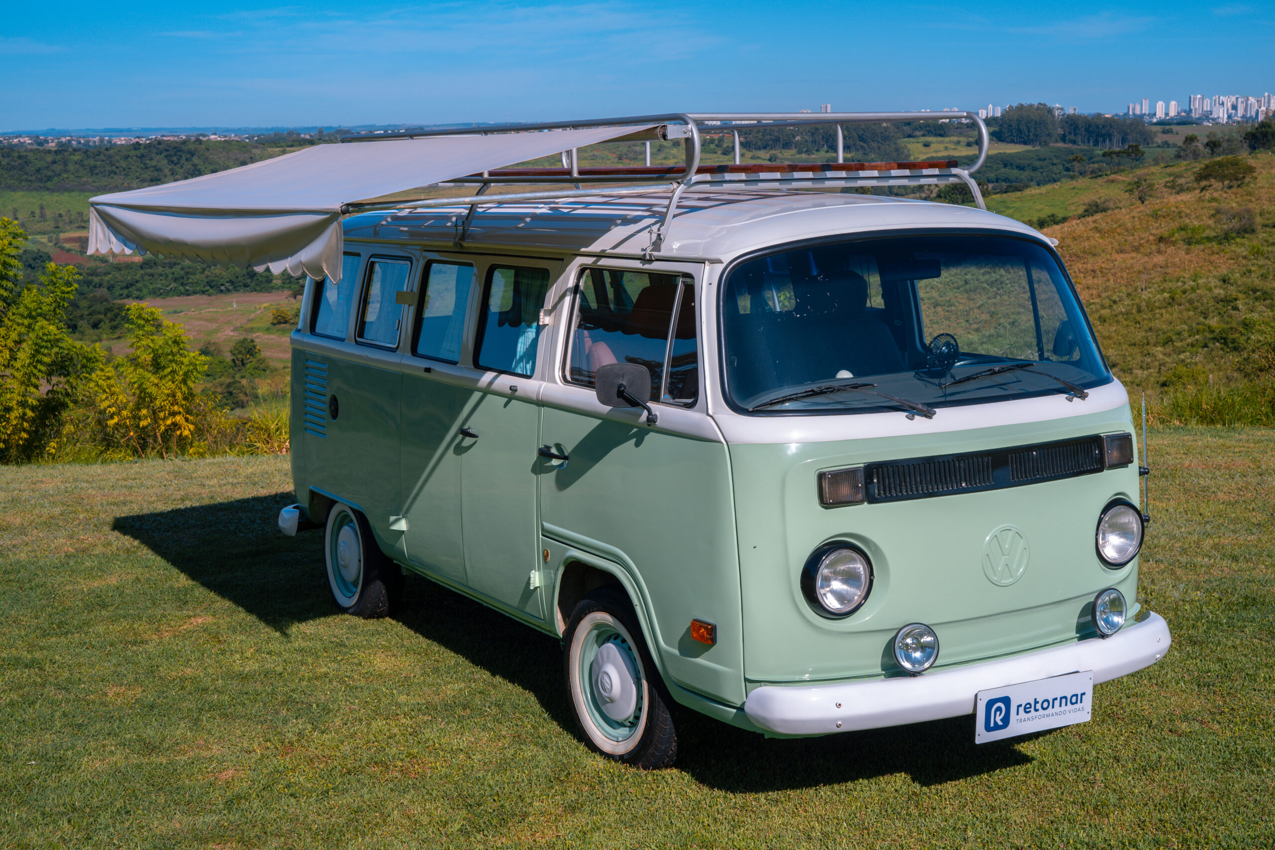Kombi: a nossa velha senhora que até hoje anda gerando suspiros por ai. Nosso coração é todo dela!