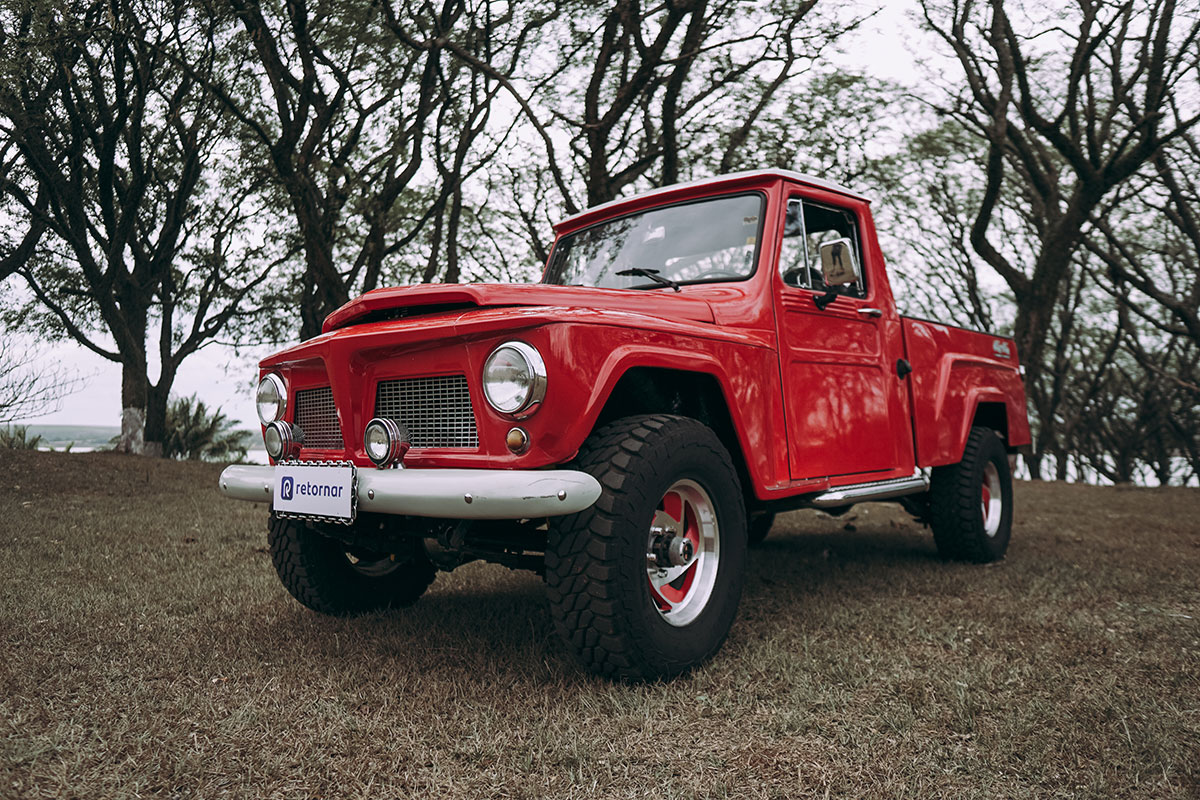 Ford F-75 vermelha