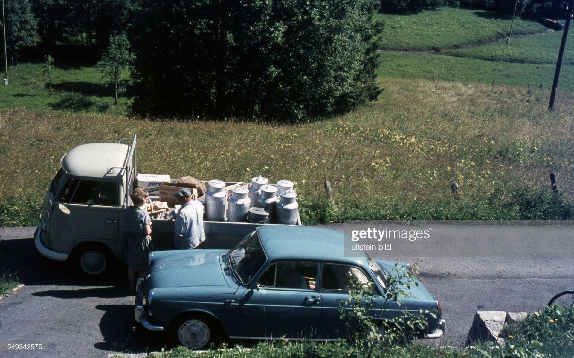 Kombi (GERMANY OUT) GER, Milchverkauf   (Photo by Leber/ullstein bild via Getty Images)