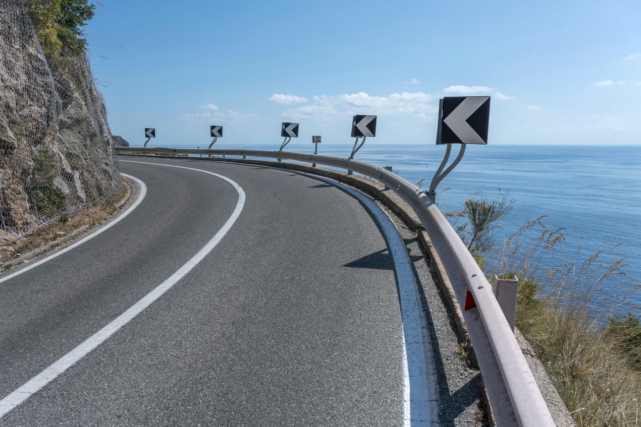 guard rail em uma estrada