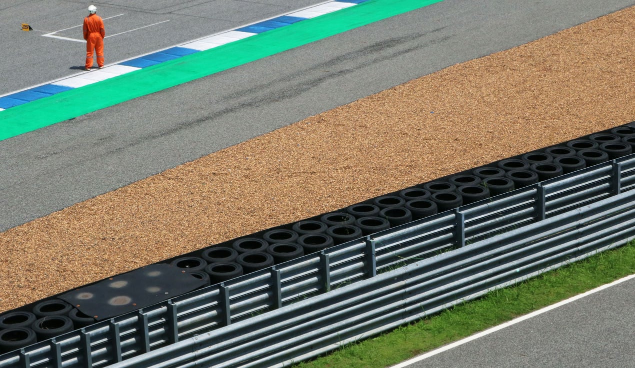 barreiras de pneus e metalicas em circuito