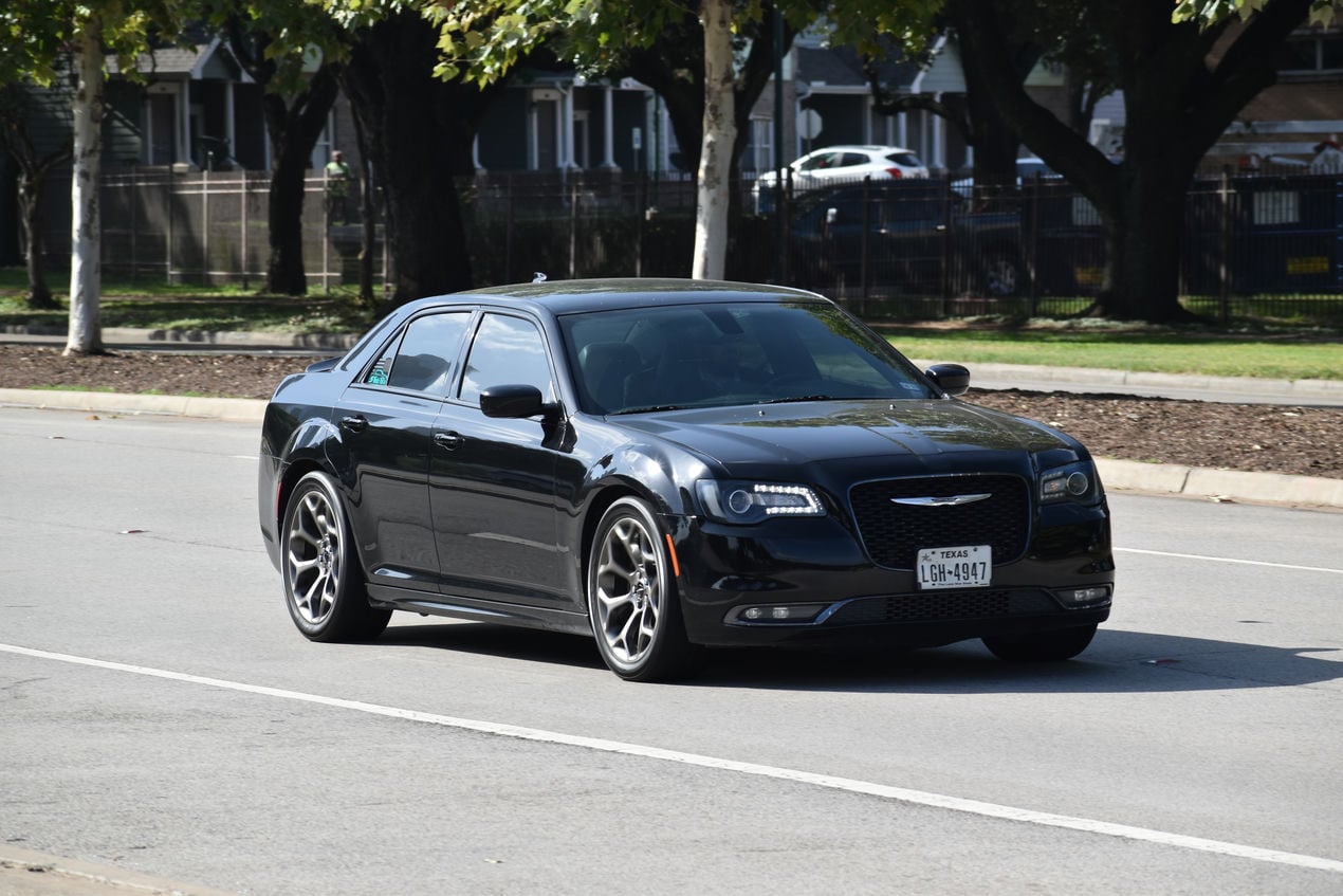 Chrysler 300C: Uma Jornada Luxuosa Através do Tempo - Retornar
