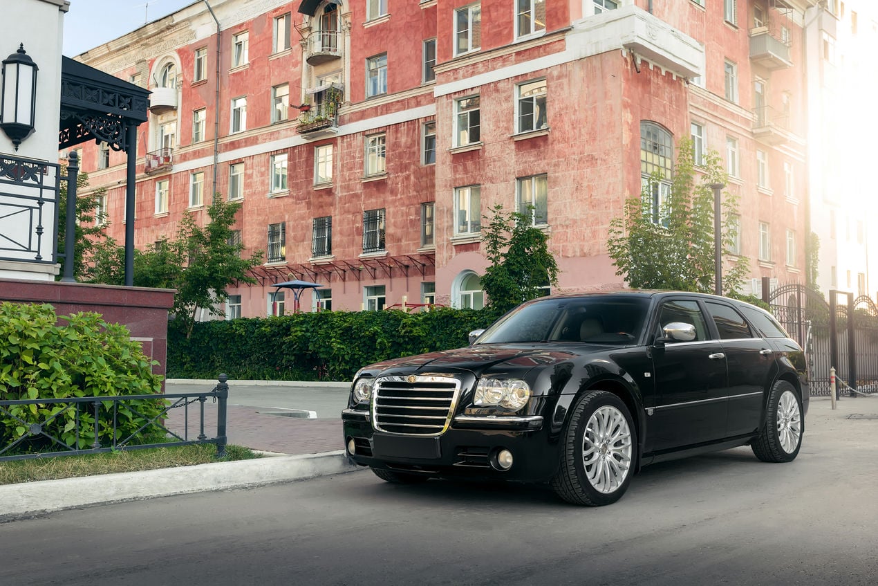 Chrysler 300C: Uma Jornada Luxuosa Através do Tempo - Retornar