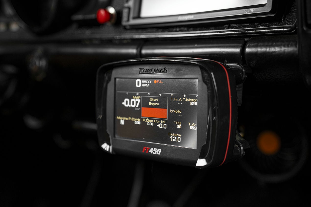 Sistema Fueltech 450 instalado em um Opala
