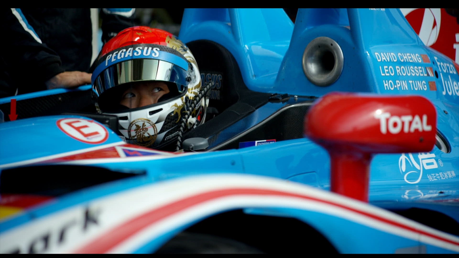 Piloto dentro do carro em uma corrida em Le Mans