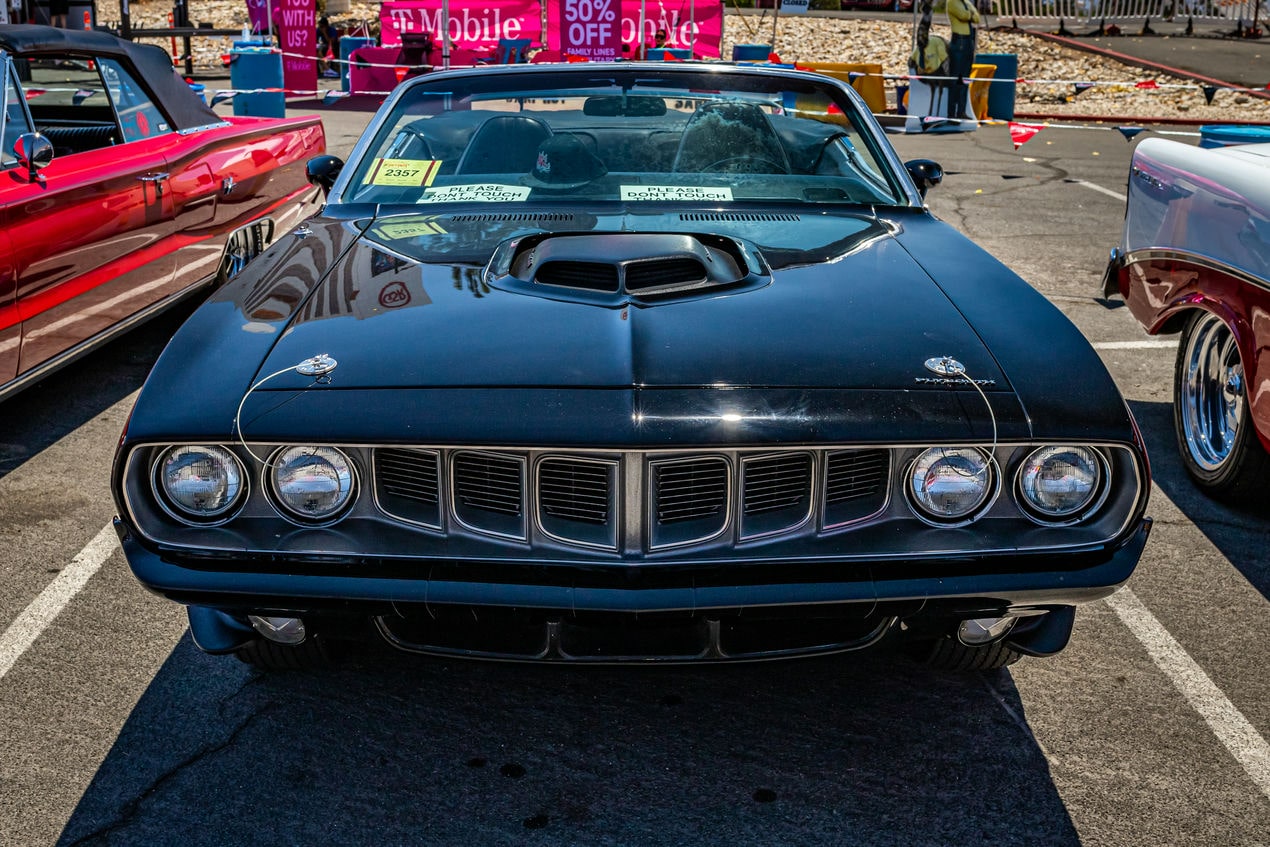 Barracuda preto em exposição de carros antigos