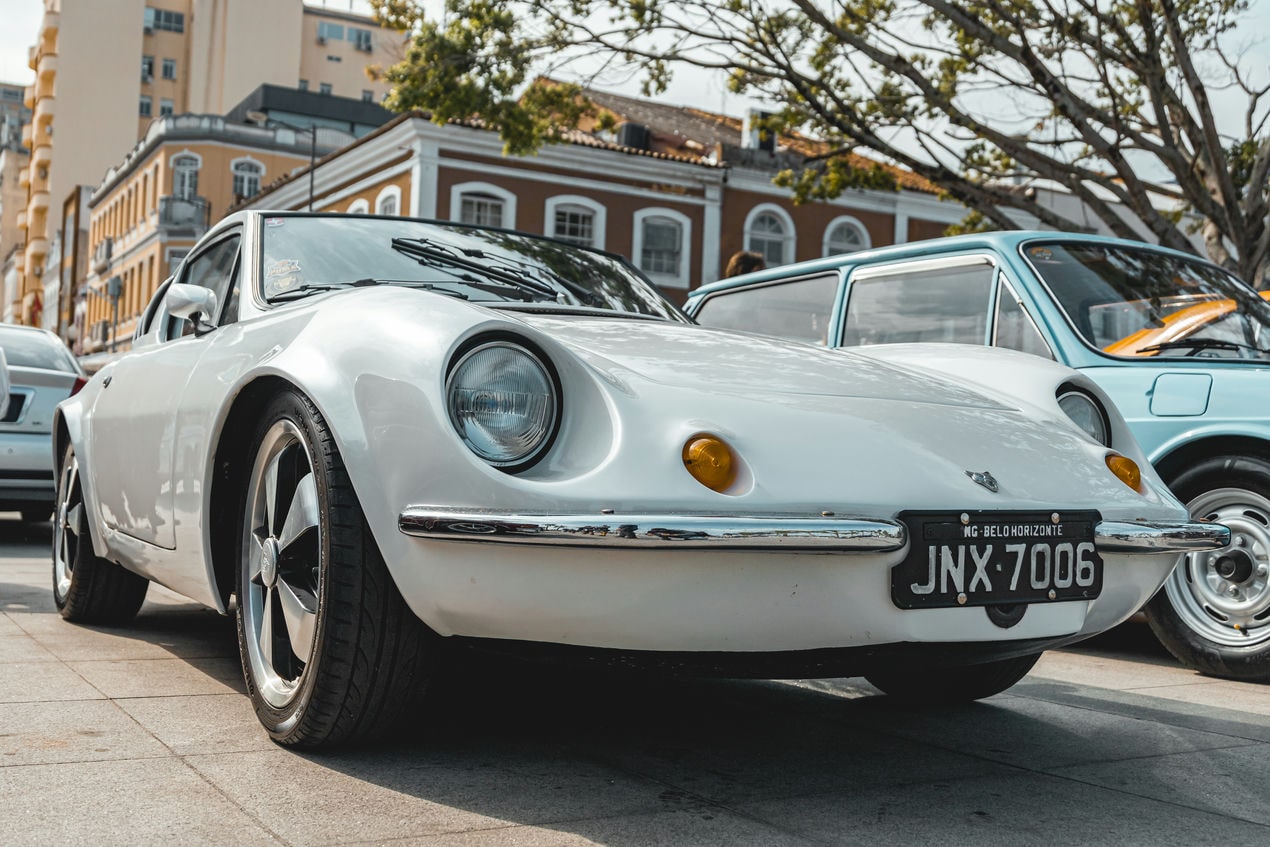 Carro Puma Branco com Placa Preta