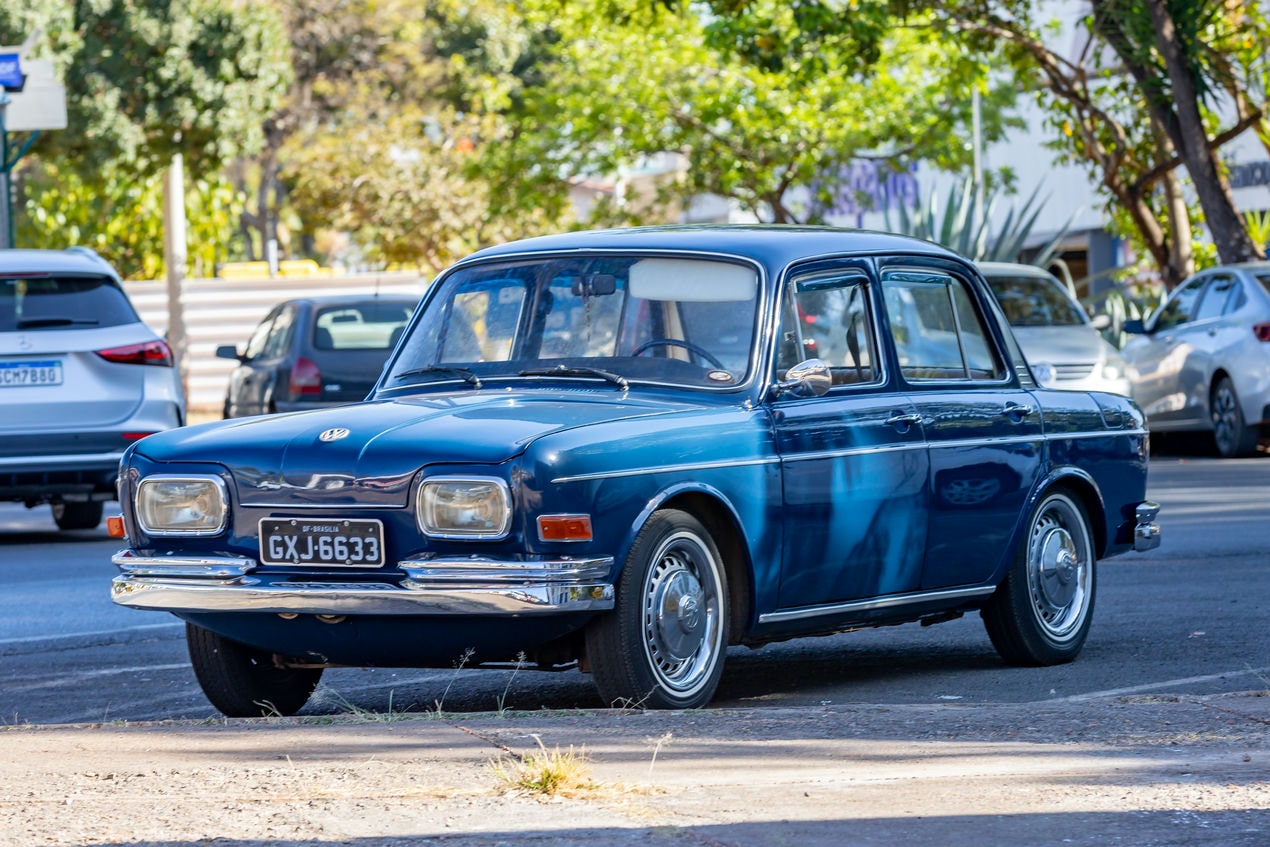 Volkswagen Azul com Placa Preta