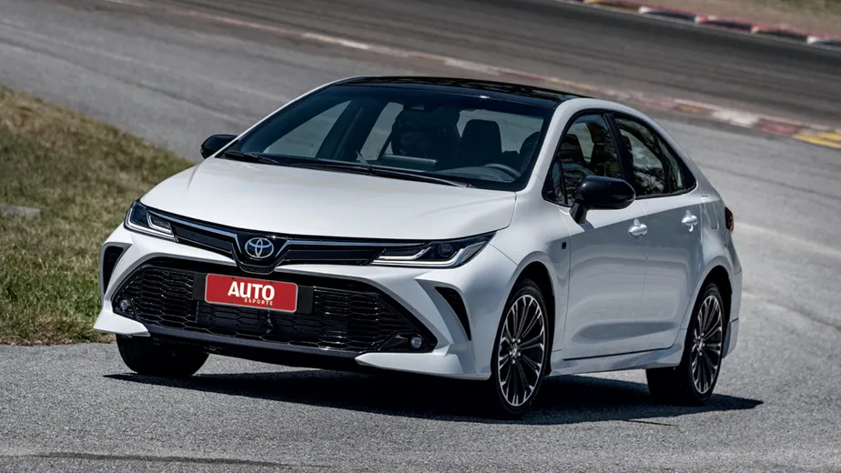 Toyota Corolla gr-s branco com placa da revista Auto Esporte