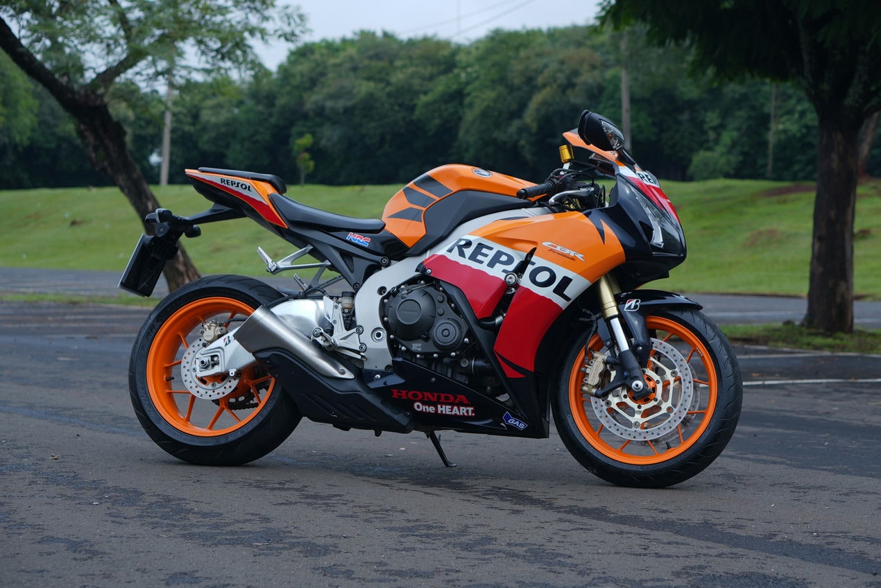 Concorra a uma moto CBR 1000 Honda Repsol