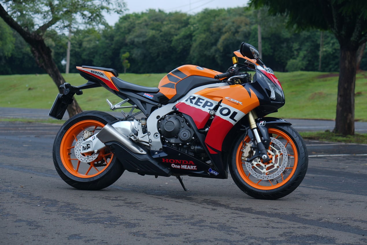 Moto completa estacionada