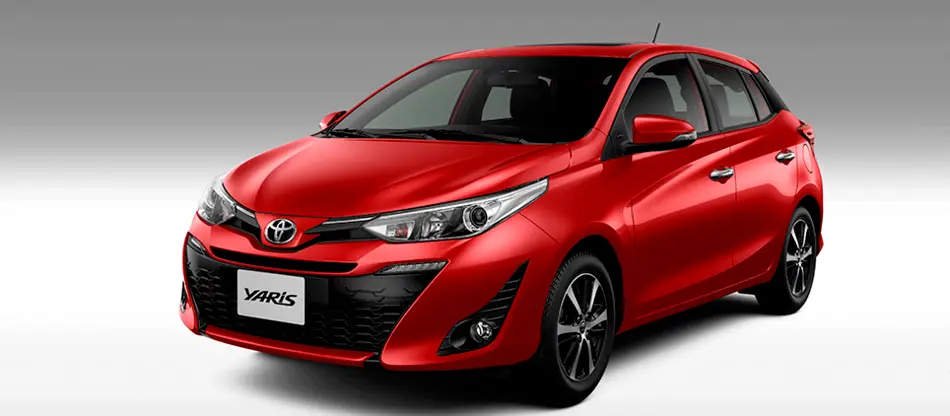 Toyota yaris vermelho em cenario neutro