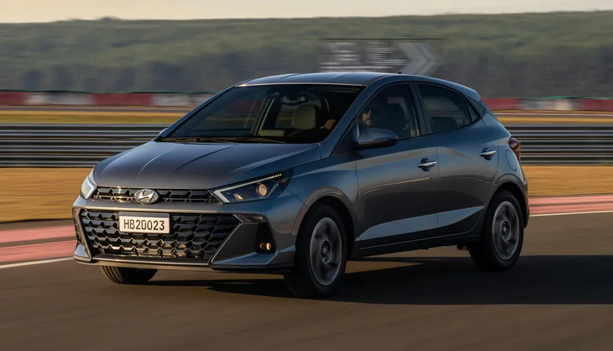 hyundai hb20 cinza em autódromo