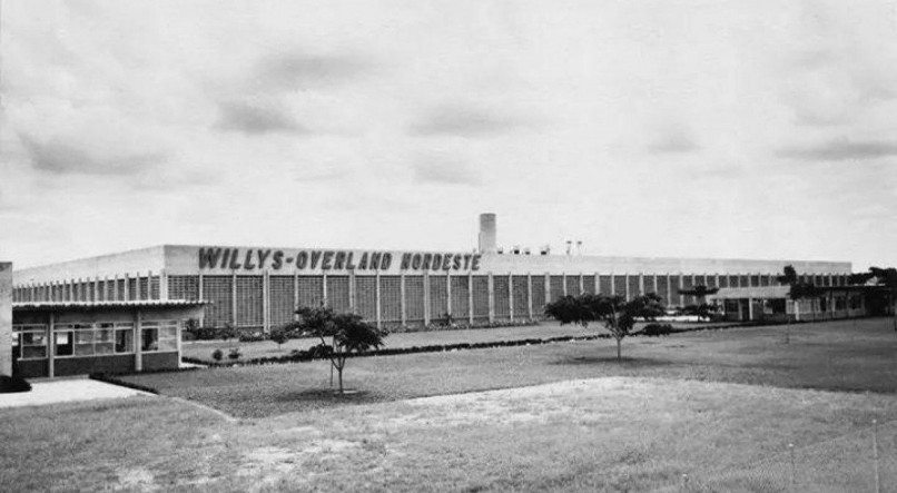 Foto antiga da fábrica da Willys no Brasil