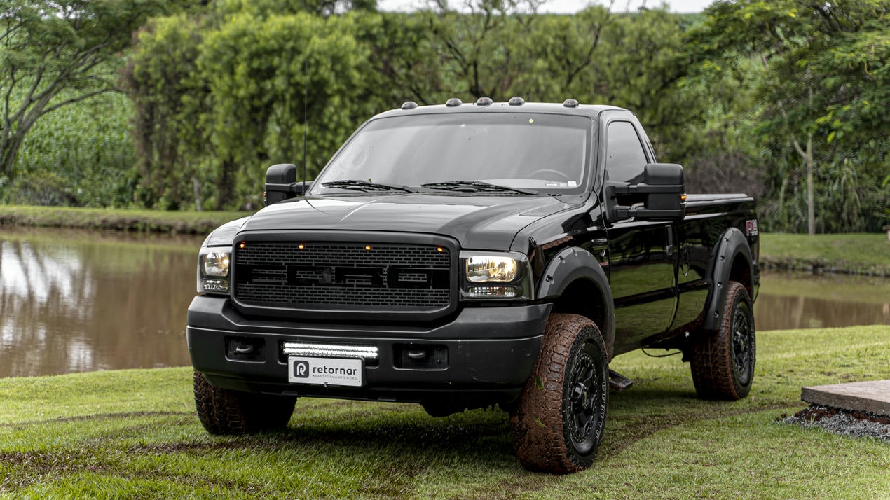 Ford F250 em grama barrenta