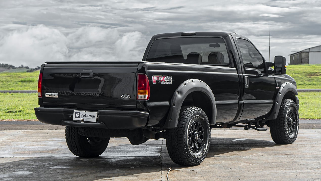 Visão lateral traseira da F250