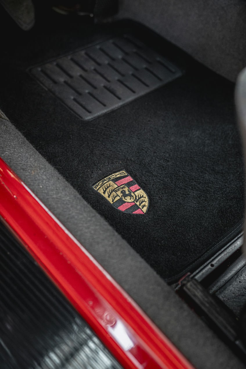 detalhe do logo da porsche