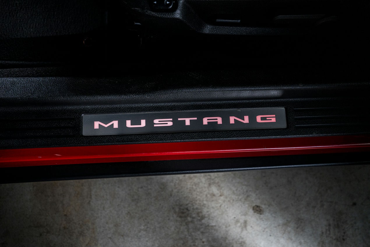 detalhe da soleira do mustang