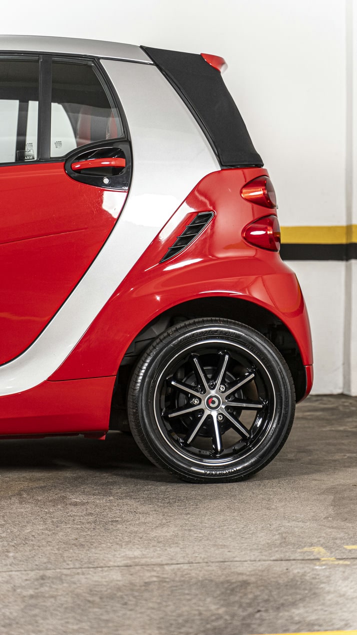 detalhe da roda traseira do smart