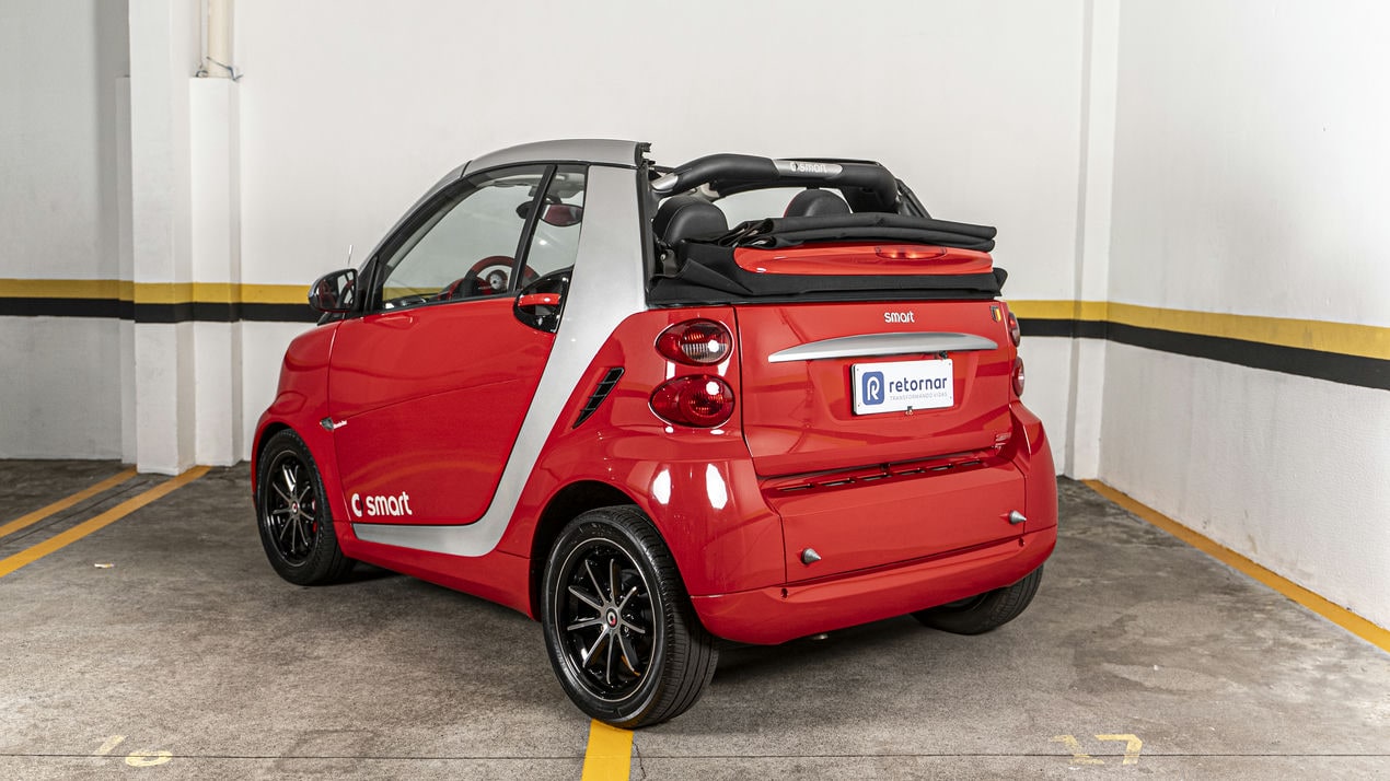smart em estacionamento com a capota aberta