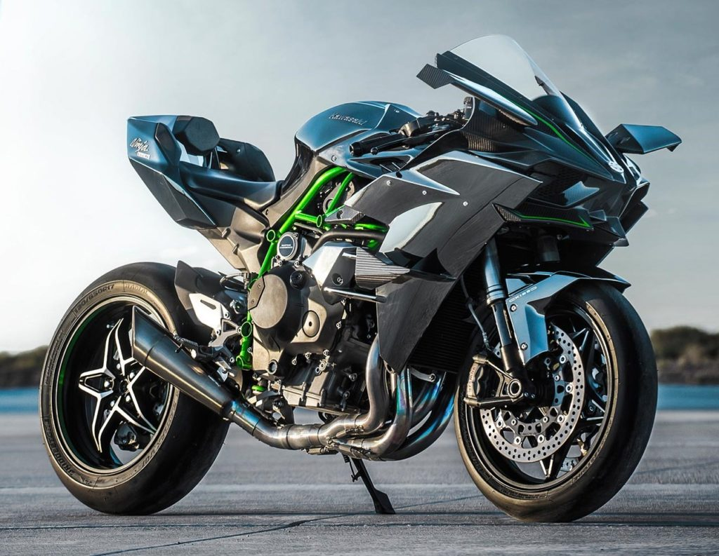 kawasani Ninja H2E em pista parada