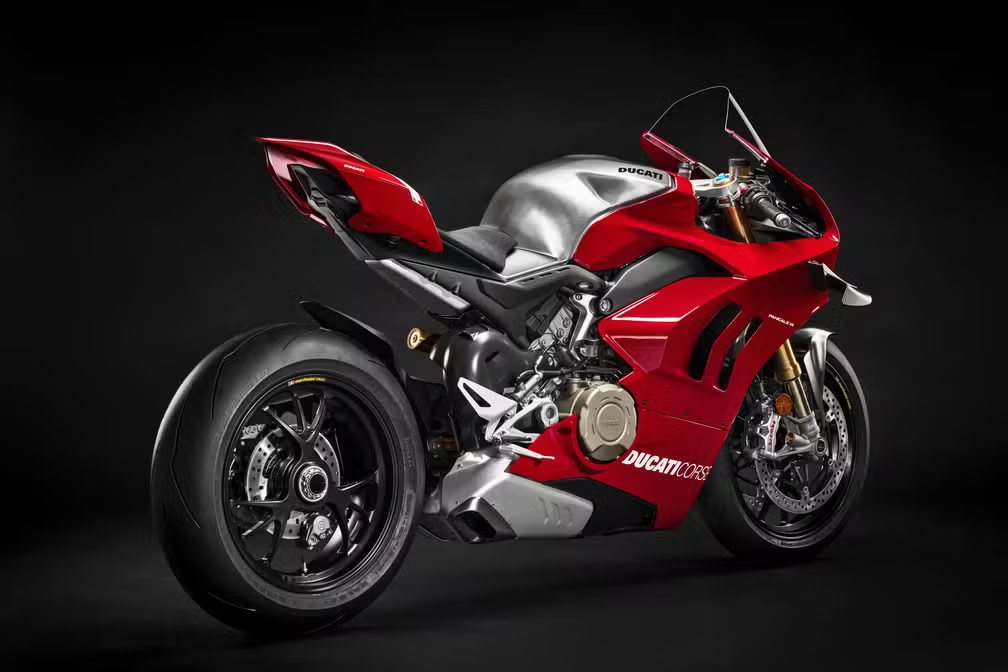 moto ducati panigale v4 com fundo preto