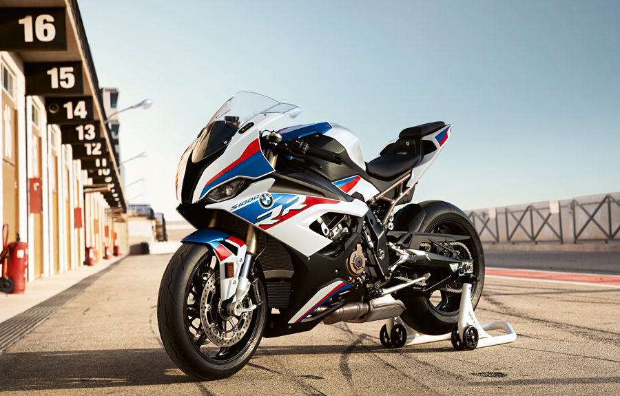 moto bmw s1000 rr nos boxes de uma pista de automobilismo