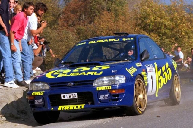 colin mcrae dirigindo subaru