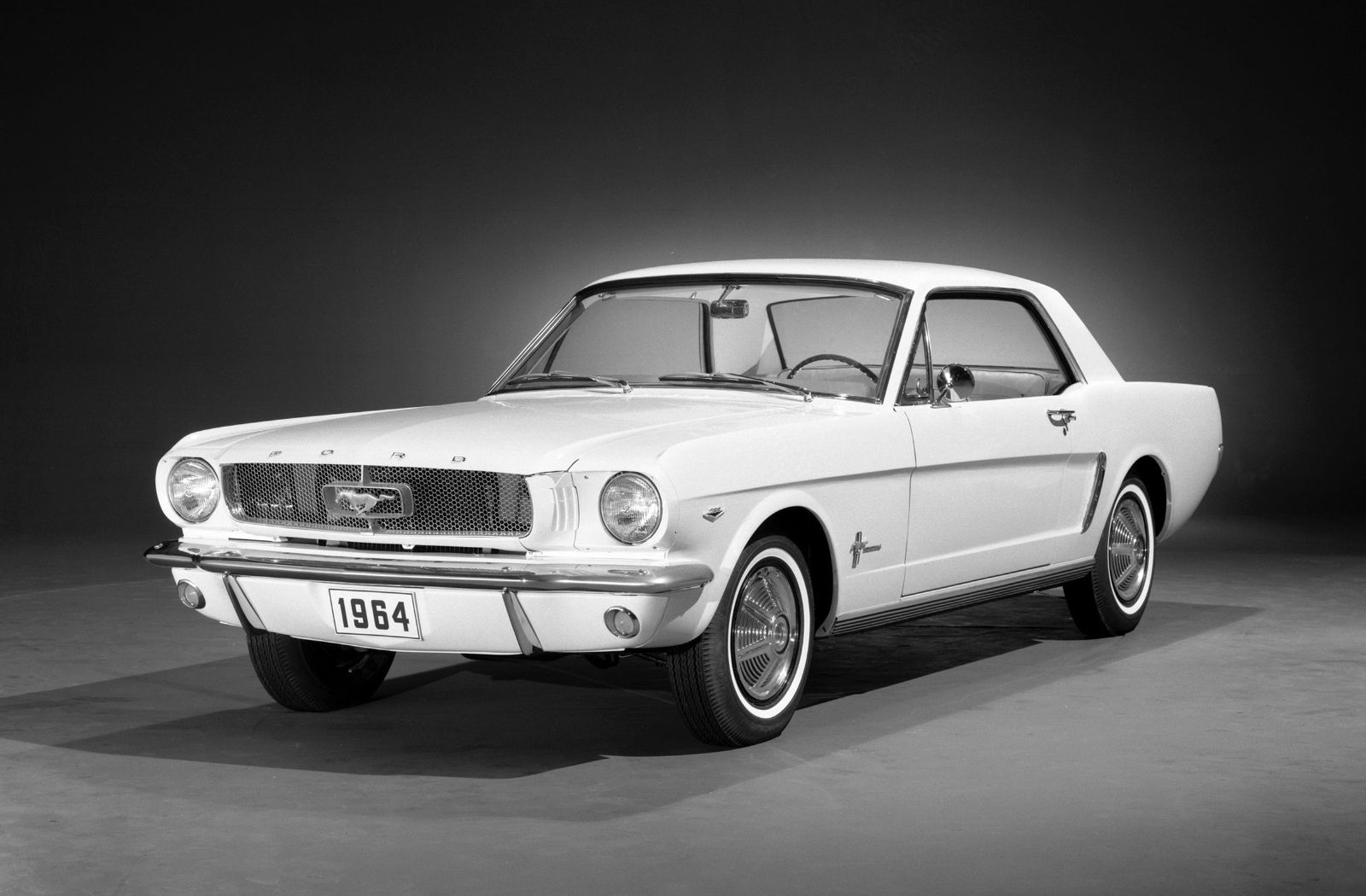 primeiro mustang em foto de estudio foi considerado um pony car