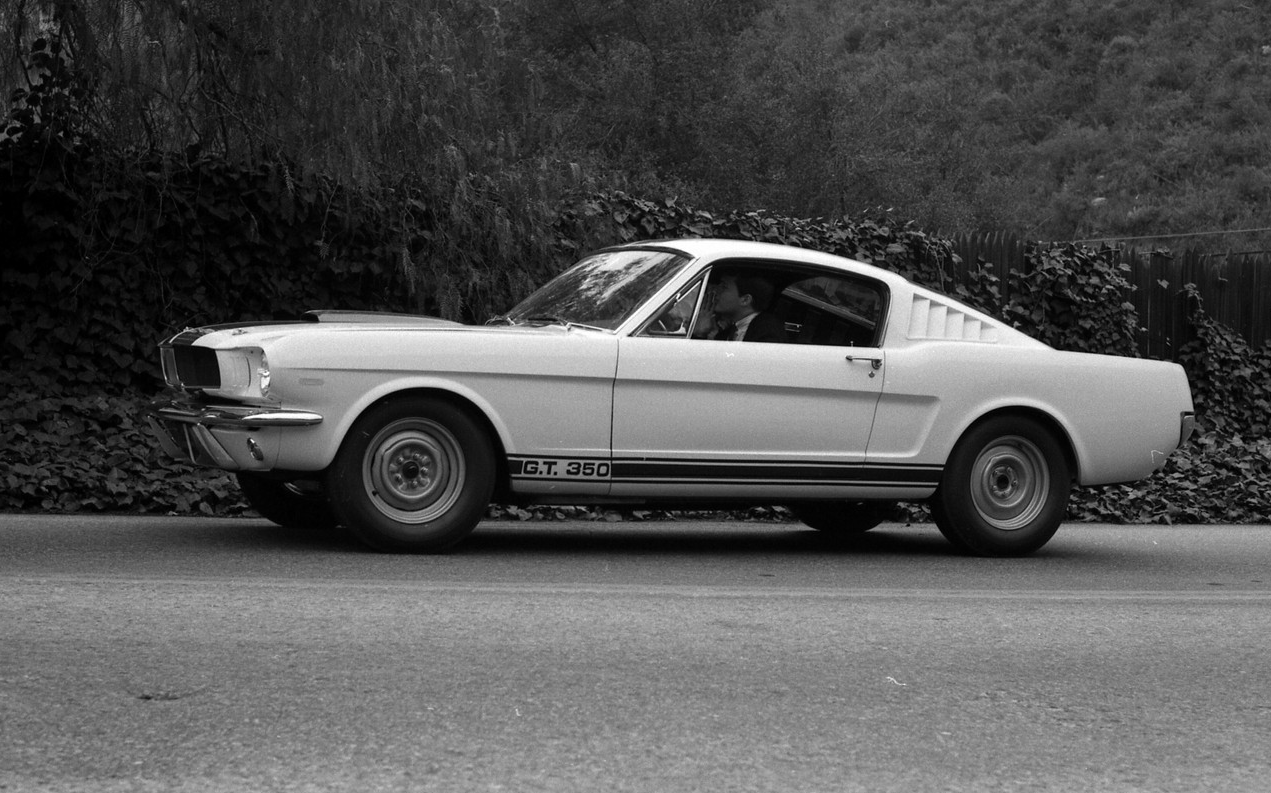 mustang em foto preto e branco com motorista