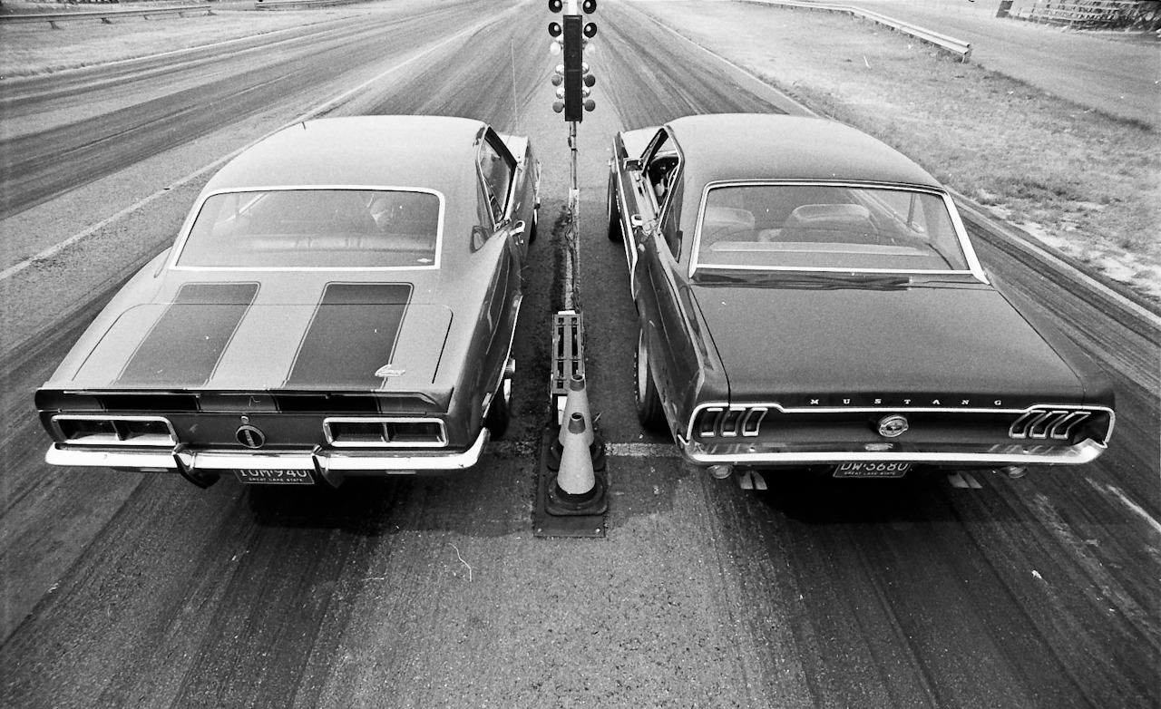 camaro e mustang lado a lado
