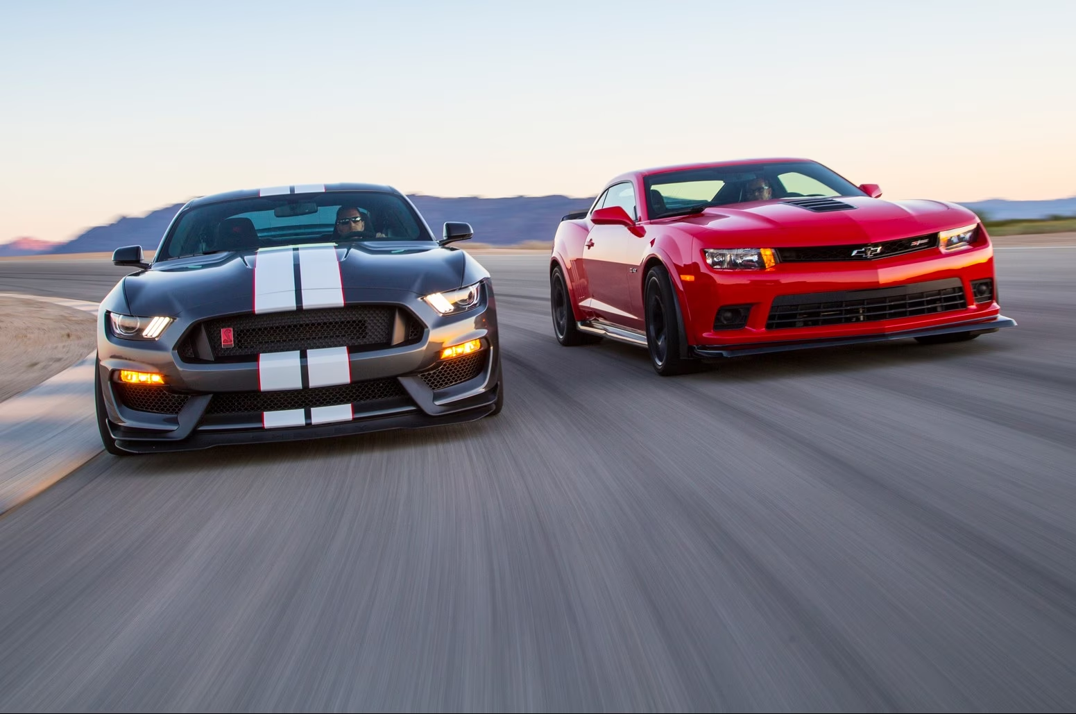 camaro e mustang modernos