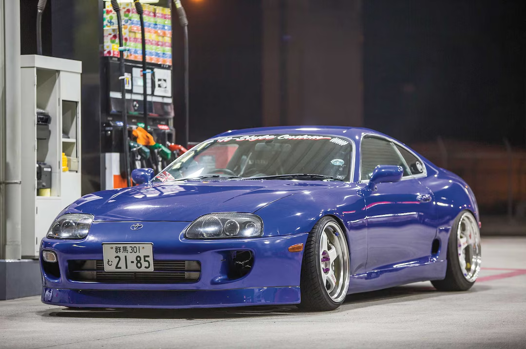 Toyota SUpra modificado em posto de gasolina