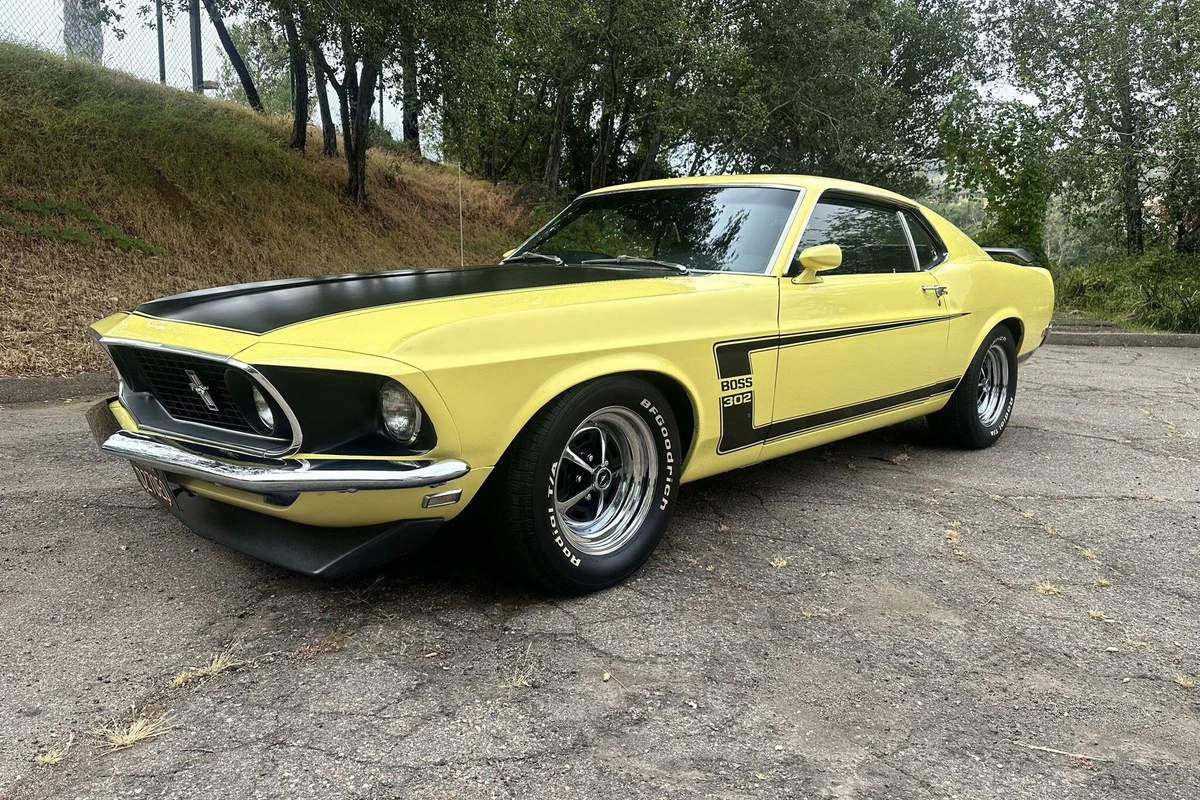 mustang boss amarelo