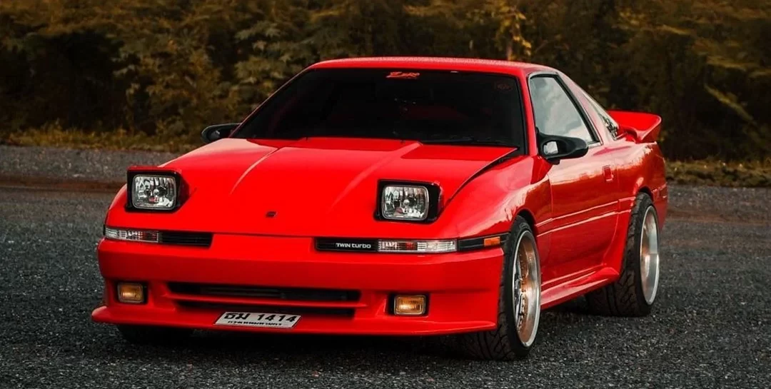 Toyota Supra MK3 vermelho com farois abertos