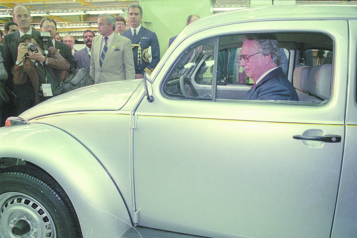 itamar franco dentro do fusca prata