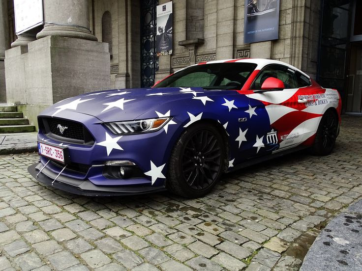 foto do pinterest de um mustang com a bandeira dos EUA