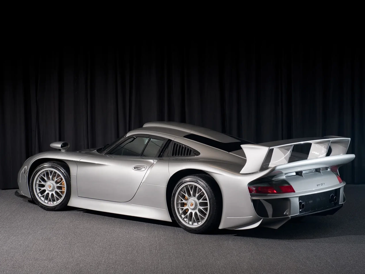 Porsche 911 GT1: O Lendário Supercarro das Pistas para as Ruas