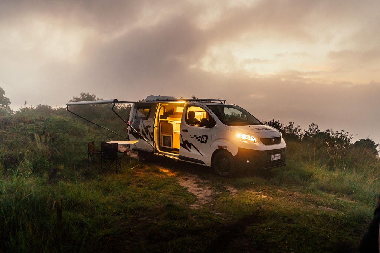 motorhome completo da retornar em uma paisagem 