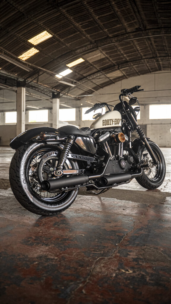 Vista lateral da Harley-Davidson Forty-Eight